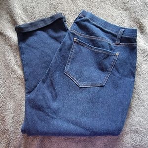 ⚘️ 2/$15. Terra & Sky denim capris for women. Size unknown. Waist is 35"